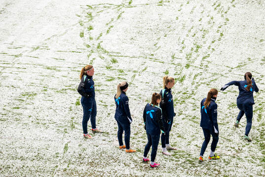 Signe Gaupset and players of the Norwegian women's national