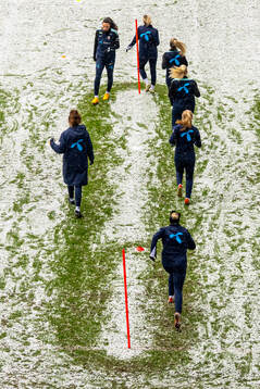 Ingrid Syrstad Engen and players of the Norwegian women's