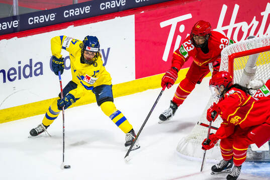 Sofie Lundin of Sweden and Xin Fang of China