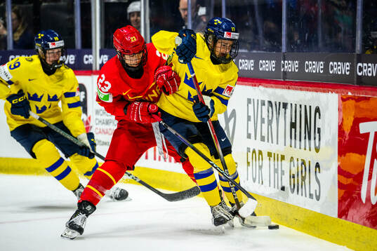 Xin Fang of China and Sofie Lundin of Sweden