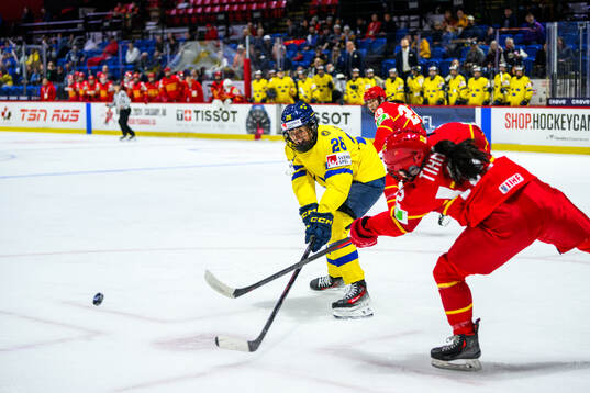 Hanna Olsson of Sweden and Yuwei Tian of China