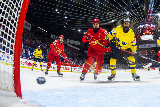 Qinan Zhao of China and Sofie Lundin of Sweden look