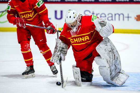 Goaltender Yuqing Wang of China