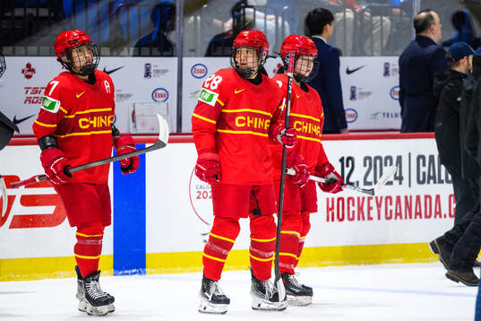 Mengying Zhang, Jinglei Yang and Yuwei Tian look dejected