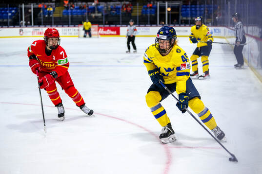 Mengying Zhang of China and Paula Bergström of Sweden