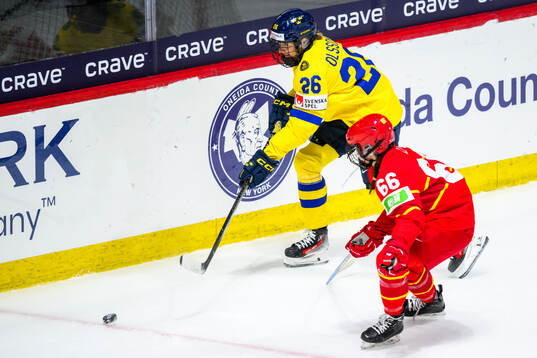 Hanna Olsson of Sweden and Qianhua Li of China