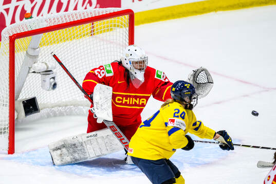 Goaltender Jiahui Zhan of China