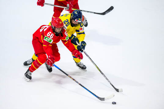Qianhua Li of China and Lina Ljungblom of Sweden