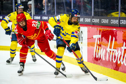 Xin Fang of China and Sofie Lundin of Sweden