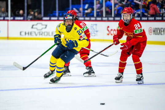 Thea Johansson of Sweden and Jiaxin Wang of China