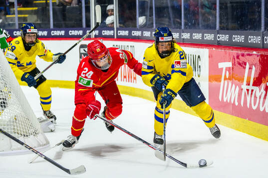 Jiaxin Wang of China and Lova Blom of Sweden