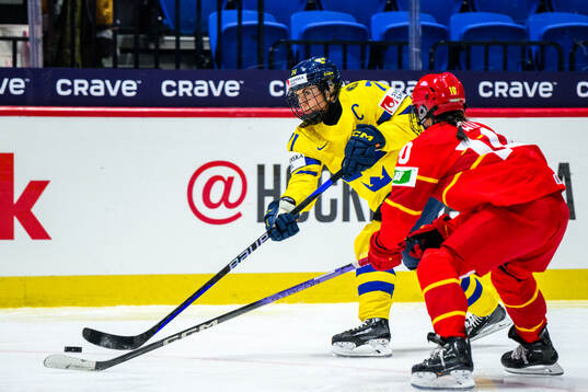 Anna Kjellbin of Sweden and Sijia Wu of China