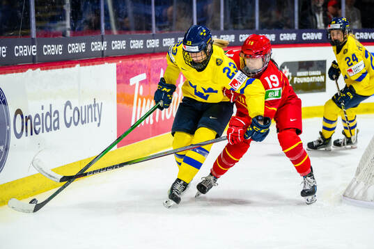 Thea Johansson of Sweden and Sijia Du of China