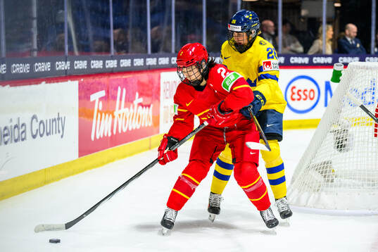 Baiwei Yu of China and Hanna Olsson of Sweden