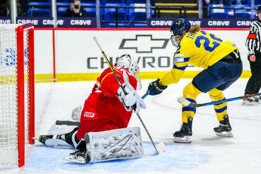 Goaltender Yuqing Wang of China and Hanna Thuvik of Sweden