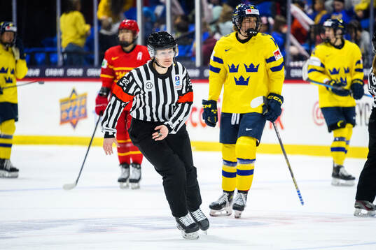 Referee Amy Martin