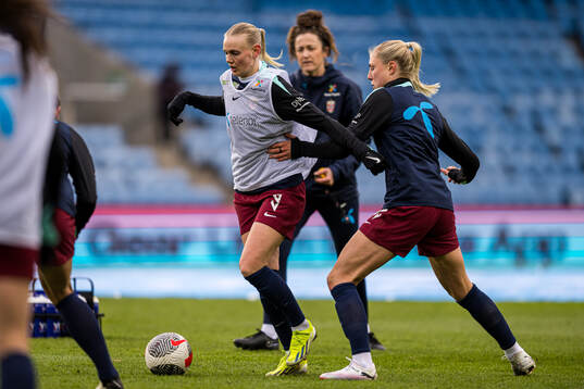 Karina Sævik of Norway warms up