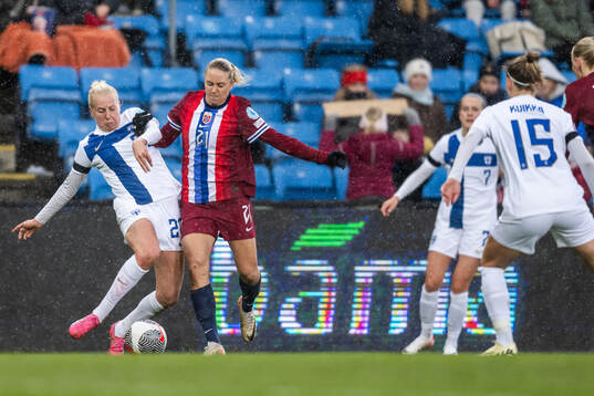 Eveliina Summanen of Finland and Lisa Fjeldstad Naalsund of