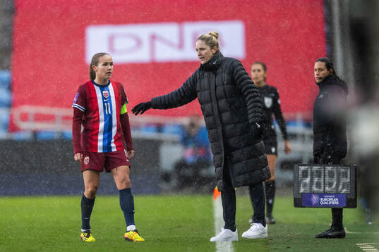 Guro Reiten and Gemma Grainger, head coach of Norway
