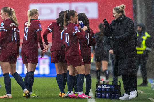 Emilie Bosshard Haavi and Gemma Grainger, head coach of
