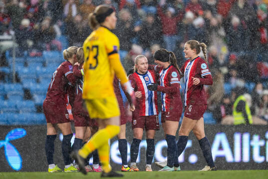 Thea Bjelde of Norway celebrate with team mates