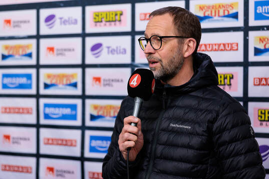 Rögles tränare Roger Hansson blir intervjuad av TV4