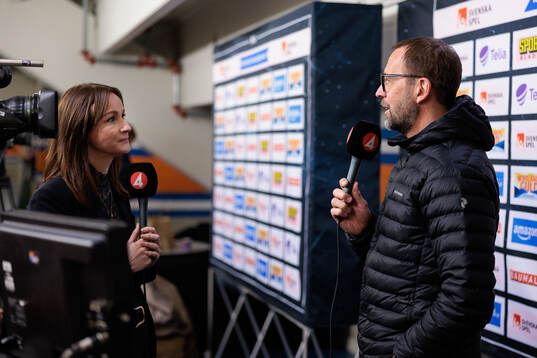 TV4s Lena Sundqvist intervjuar Rögles tränare Roger