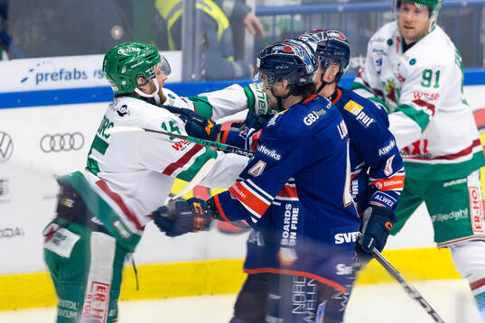 Irriterat mellan Rögles Simon Ryfors och Växjös Keegan