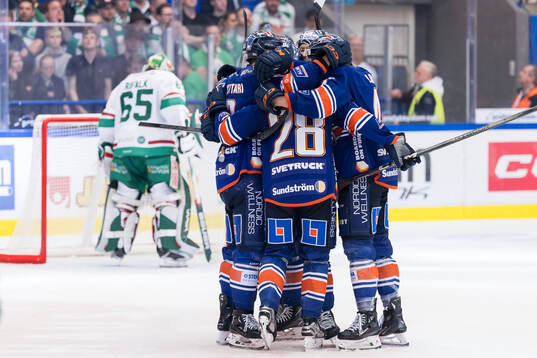 Växjös Zachary Giuttari jublar med lagkamrater