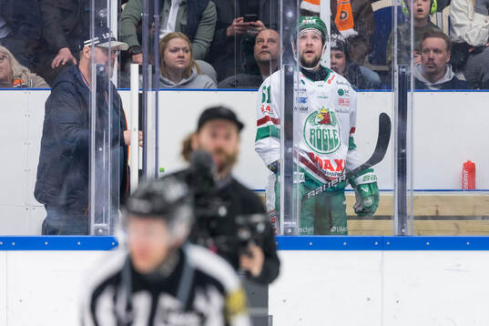 Rögles Lukas Ekeståhl-Jonsson i utvisningsbåset