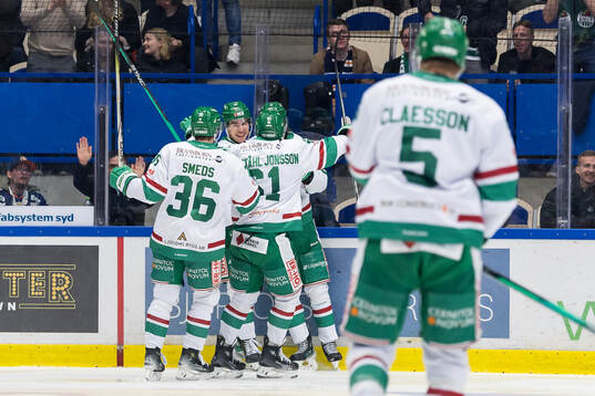 Rögles Rodrigo Abols jublar med lagkamrater