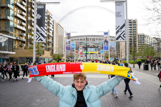 A fan with a scarf