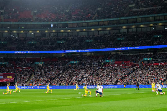 Players of of Sweden and of England takes a knee