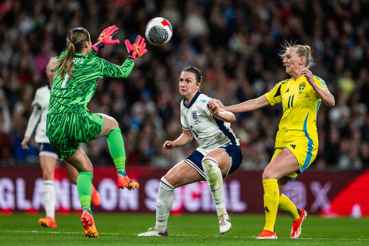 goalkeeper Mary Earps and Lotte Wubben-Moy of England