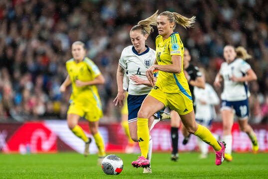 Keira Walsh of England and Fridolina Rolfö of Sweden