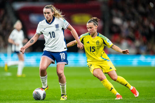 Grace Clinton of England and Julia Zigiotti Olme of Sweden