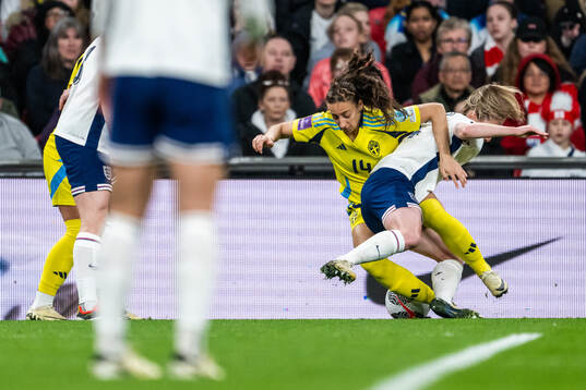 Rusul Rosa Kafaji of Sweden and Keira Walsh of England