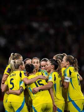 Rusul Rosa Kafaji (middle) celebrates with team mates