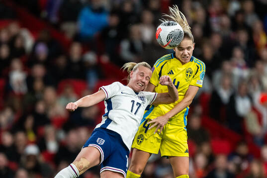 Beth Mead of England and Hanna Lundkvist of Sweden