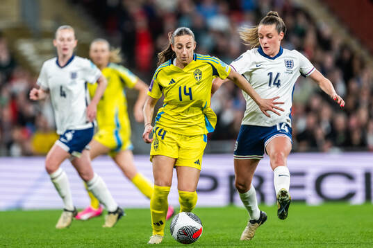 Rusul Rosa Kafaji of Sweden and Ella Toone of England