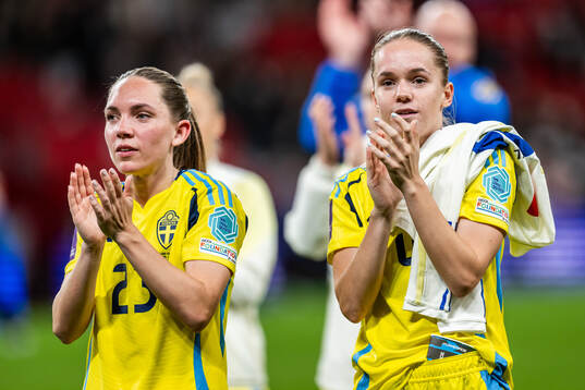Elin Rubensson and Hanna Lundkvist of Sweden recognize the