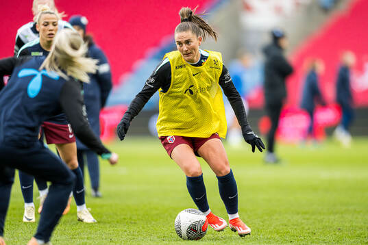 Vilde Bøe Risa of Norway warms up