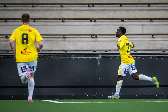 Falkenbergs FFs Wanbe Godwin Aguda jublar