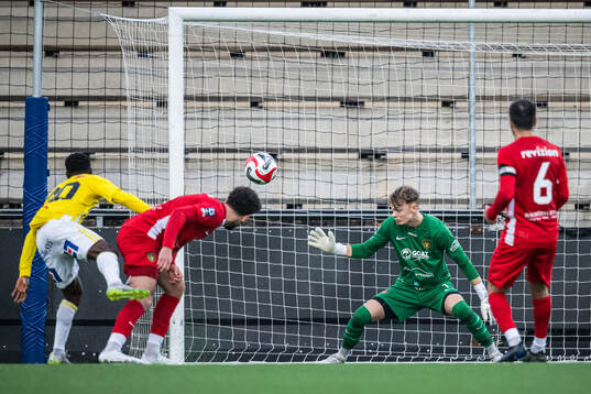 Falkenbergs FFs Wanbe Godwin Aguda gör 0-1