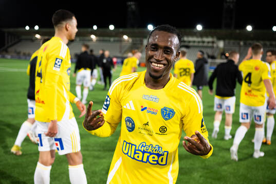 Falkenbergs FFs Wanbe Godwin Aguda jublar