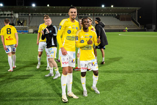 Falkenbergs FFs Wanbe Godwin Aguda och Isaac Shears jublar