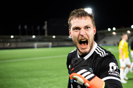 Falkenbergs målvakt Anton Andersson jublar
