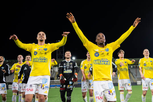 Falkenbergs FFs Wanbe Godwin Aguda och Isaac Shears jublar