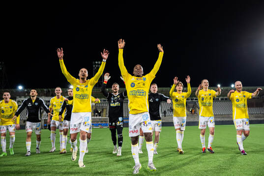 Falkenbergs FFs Wanbe Godwin Aguda och Isaac Shears jublar