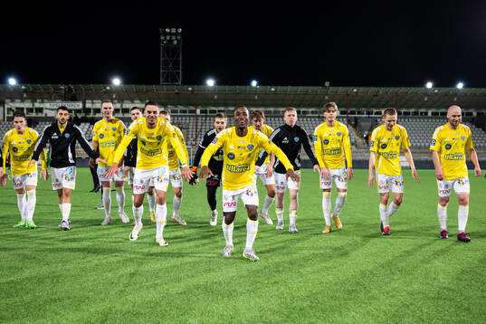 Falkenbergs FFs Wanbe Godwin Aguda och Isaac Shears jublar